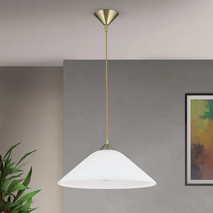 Orion Leuchten Hängelleuchte Grados Braun H 13 cm -  - Messingfarbene Pendelleuchte mit weißem konischem Glasschirm, hängt von der Decke in einem Raum.