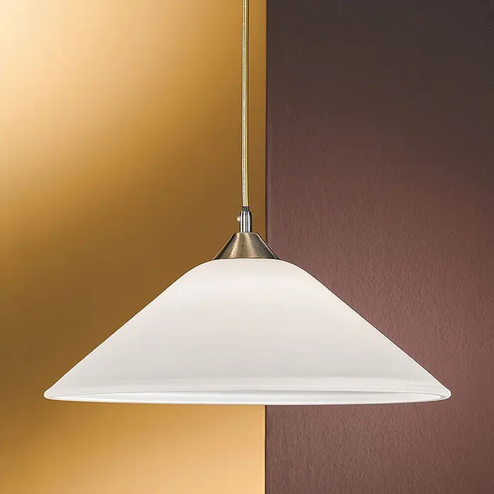 Orion Leuchten Hängelleuchte Grados Braun H 13 cm -  - Weiße konische Glas-Pendelleuchte mit messingfarbener Fassung vor einem geteilten goldgelben und dunkelbraunen Hintergrund.