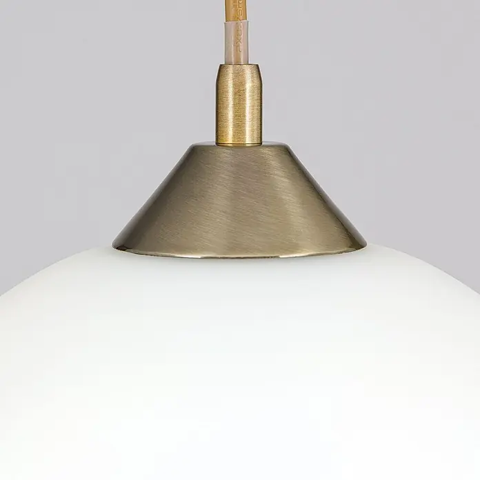 Orion Leuchten Hängelleuchte Grados Braun H 13 cm -  - Nahaufnahme eines weißen kugelförmigen Lampenschirms mit konischer Fassung und Kabelanschluss aus gebürstetem Messing.