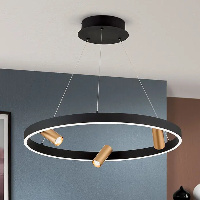 Orion Leuchten Pendelleuchte Berlin -  - Moderne schwarze Ring-Pendelleuchte mit integriertem LED-Streifen und drei goldenen Strahlern, von der Decke hängend.