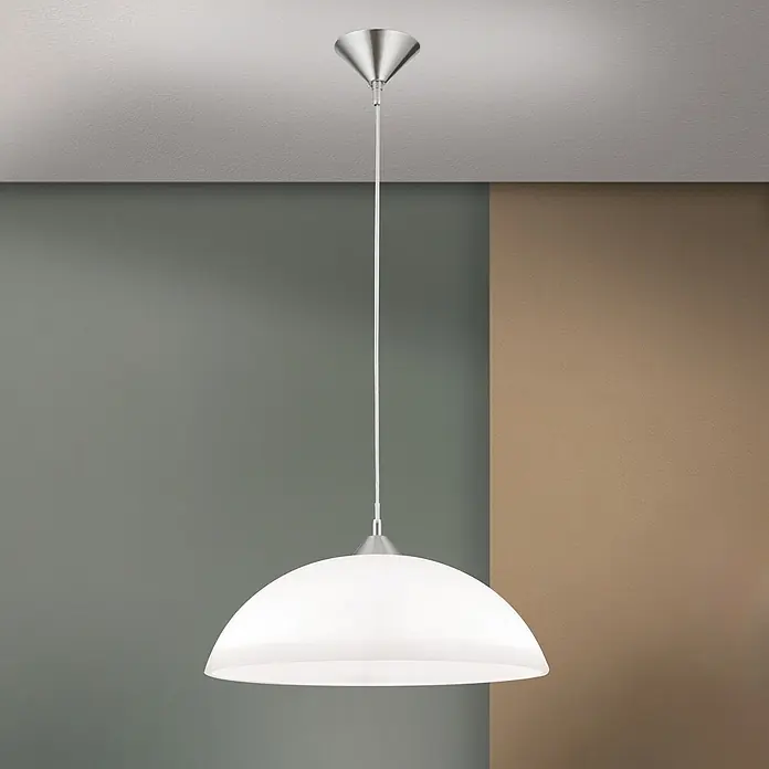 Orion Leuchten Hängelleuchte Grados Silber H 14.5 cm -  - Weiße Hängeleuchte mit kuppelförmigem Schirm und gebürsteten Metalldetails, an einer Decke in einem Raum hängend.