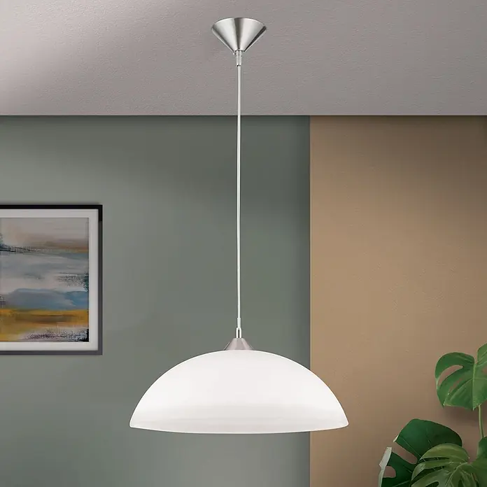 Orion Leuchten Hängelleuchte Grados Silber H 14.5 cm -  - Moderne Pendelleuchte mit weißem, kuppelförmigem Glasschirm und gebürsteten silberfarbenen Metallbeschlägen, hängt von der Decke in einem Raum.