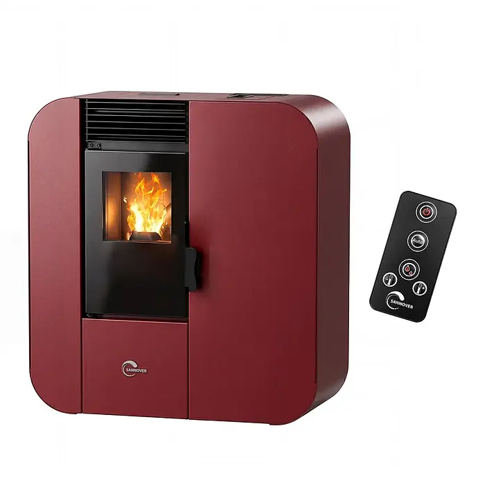 Pelletofen Slim Astral 13,8 kW Bordeaux Sannover -  - Roter Pelletofen mit sichtbarer Flamme und schwarzer Fernbedienung.