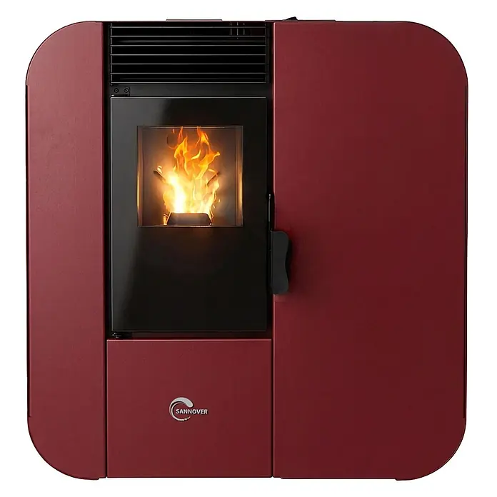 Pelletofen Slim Astral 13,8 kW Bordeaux Sannover -  - Roter Pelletofen mit sichtbaren Flammen hinter dunkler Glasscheibe.