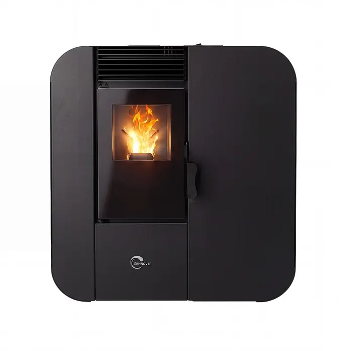 Pelletofen Slim Astral 13,8 kW Schwarz Sannover -  - Schwarzer Pelletofen im modernen Design mit sichtbarer Flamme hinter der Glastür.