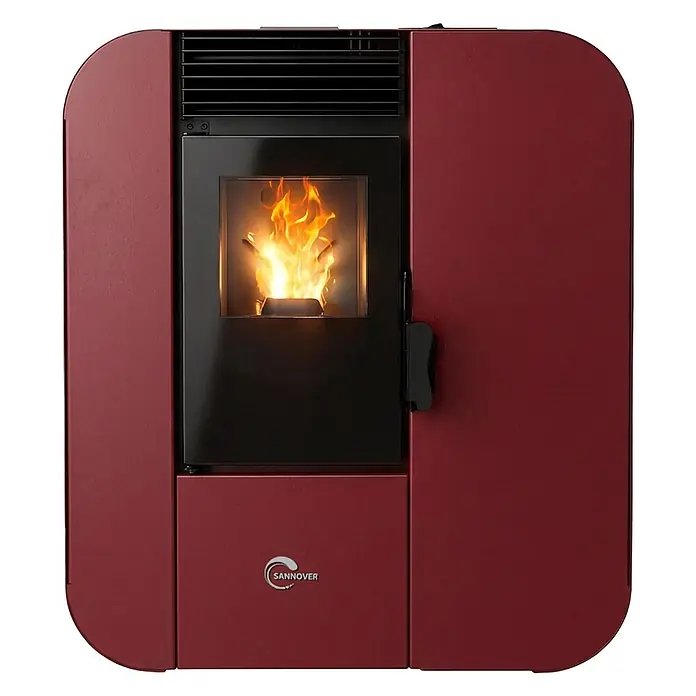 Pelletofen Slim Astral 9,4 kW Bordeaux Sannover -  - Roter Pelletofen mit Glastür, der eine lebendige Flamme im Inneren zeigt.