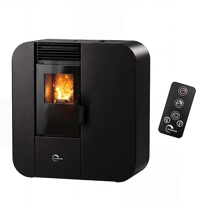 Pelletofen Slim Astral 13,8 kW Schwarz Sannover -  - Schwarzer Pelletofen mit sichtbarer Flamme durch die Glastür, inklusive Fernbedienung.