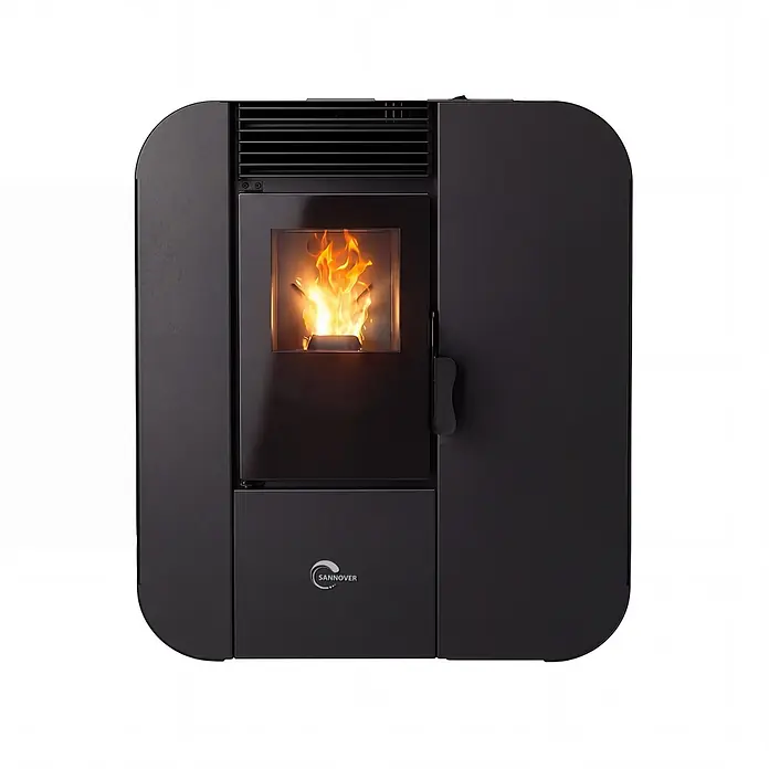 Pelletofen Slim Astral 9,4 kW Schwarz Sannover -  - Schwarzer matter Pelletofen mit klarer Glastür, die eine lebhafte Flamme zeigt. Mit oberem Lüftungsgitter.