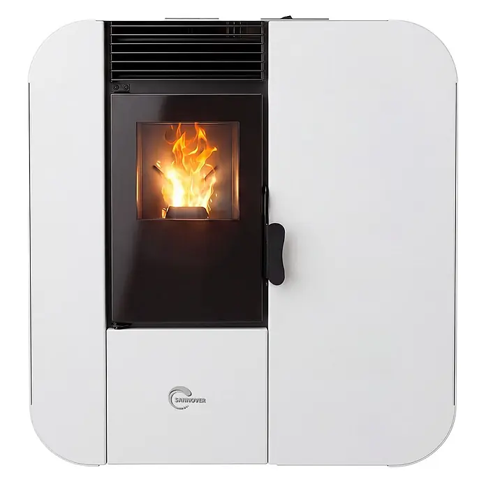 Pelletofen Slim Astral 13,8 kW Weiß Sannover -  - Weißer Pelletofen mit abgerundeten Kanten und schwarzem Brennraum mit sichtbarer Flamme.