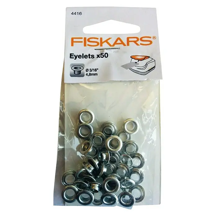 Fiskars Ösen - 50 -tlg. - Nahaufnahme einer Packung mit 50 silberfarbenen Ösen von Fiskars, die sich ideal für Papierbastelprojekte und Scrapbooking eignen.