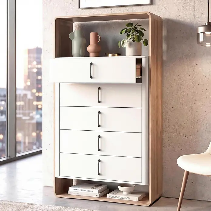 Mendler Highboard HWC-P43 155x80x41cm MDF - Wotan-Eiche-Optik, weiß -  - Moderne Kommode mit hellem Holzrahmen und weißen Schubladen, eine offen für Stauraum. Mit Pflanzen und Büchern dekoriert.
