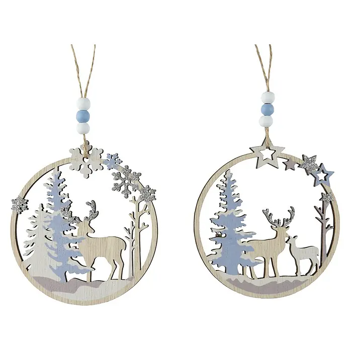 Adornos del árbol de Navidad Aro con Árbol y Reno - Natural/Azul, Madera, 1 ud., 11 x 2 x 12 cm - Dos adornos de madera navideños con ciervos, árboles, copos de nieve/estrellas, madera natural, detalles azules/blancos y purpurina, colgando.