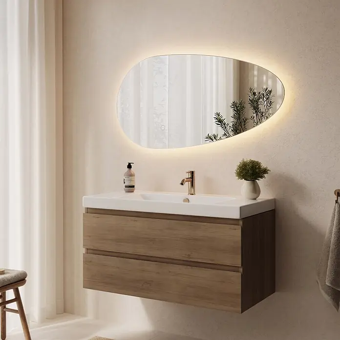LOMAZOO LED-Badspiegel Adana asymmetrisch 100 x 50,8 cm -  - Wandmontierter Holz-Waschtisch mit weißem Waschbecken und Goldarmatur, kombiniert mit einem organisch geformten, hinterleuchteten Spiegel im Bad.