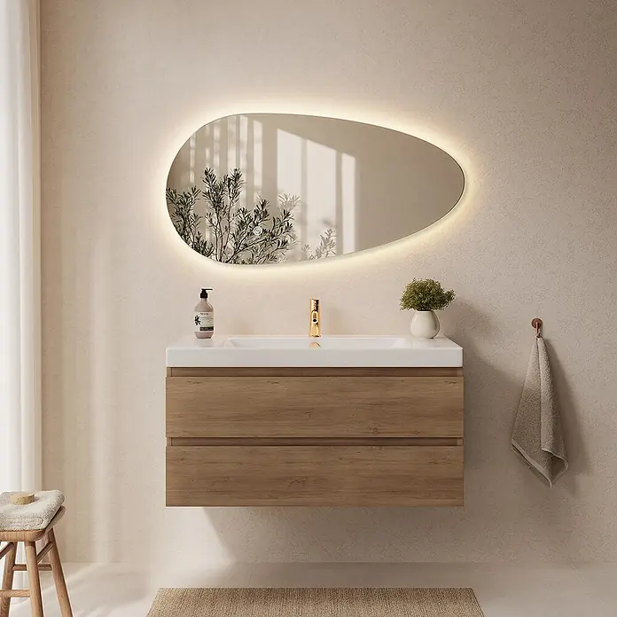 LOMAZOO LED-Badspiegel Adana asymmetrisch 100 x 50,8 cm -  - Wandmontierter Waschtisch aus Holz mit weißem Becken, goldener Armatur und beleuchtetem, unregelmäßig geformtem Spiegel.