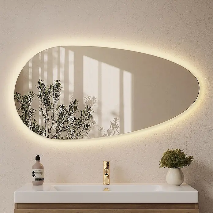 LOMAZOO LED-Badspiegel Adana asymmetrisch 100 x 50,8 cm -  - Unregelmäßig geformter LED-Spiegel mit beleuchtetem Rand über einem modernen Waschbecken im Badezimmer.