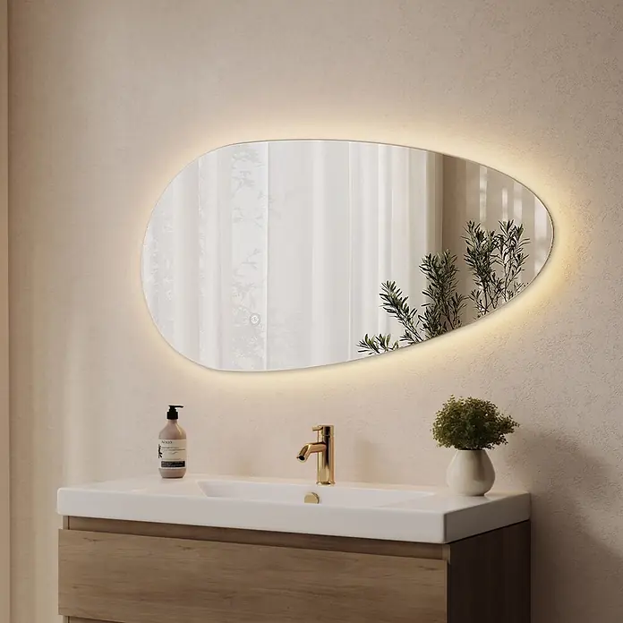 LOMAZOO LED-Badspiegel Adana asymmetrisch 100 x 50,8 cm -  - Unregelmäßig geformter, hinterleuchteter Spiegel über einem modernen Badezimmerwaschtisch mit weißem Waschbecken und goldenem Wasserhahn.