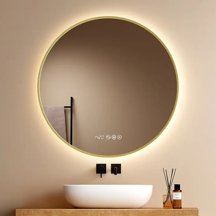 EMKE Lichtspiegel Glowrim OLM09 rund 80x80 cm, Gold, dimmbar -  - Runder, goldgerahmter LED-Badezimmerspiegel mit Digitaluhr und Touch-Bedienelementen über einem Waschbecken.