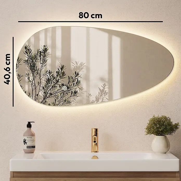 LOMAZOO LED-Badspiegel Adana asymmetrisch 80 x 40,6 cm -  - Ein beleuchteter, unregelmäßig geformter Spiegel (80x40,6 cm) mit Touch-Sensor über einem Waschbecken.