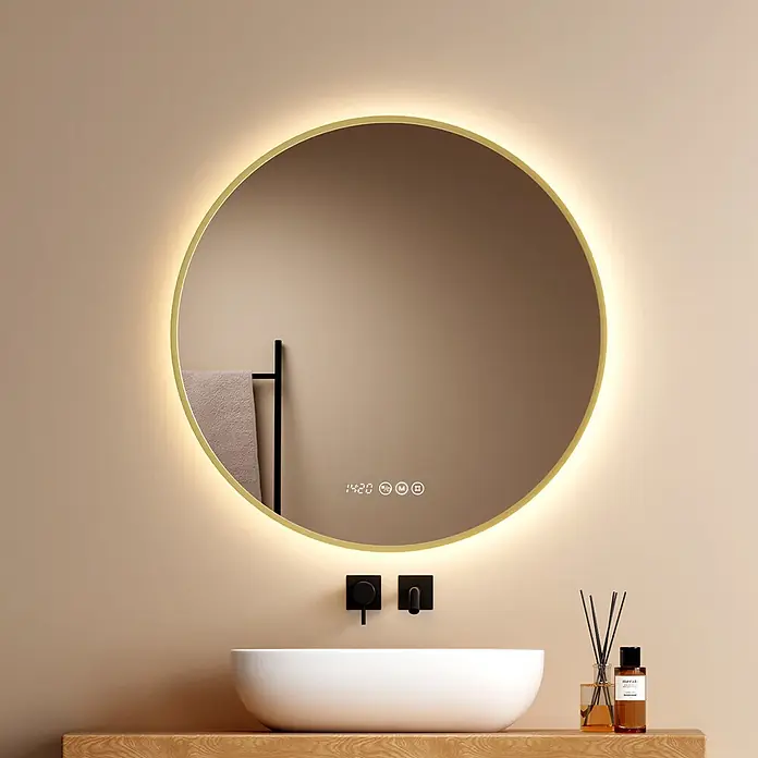 EMKE Lichtspiegel Glowrim OLM09 rund 70x70 cm, Gold, dimmbar -  - Runder LED-Spiegel mit goldenem Rahmen und Digitaluhr über einem weißen Waschbecken.