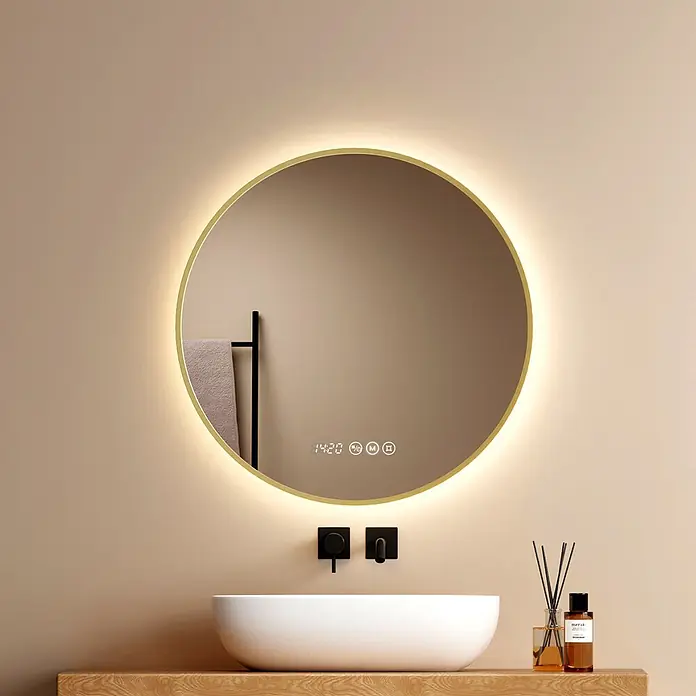 EMKE Lichtspiegel Glowrim OLM09 rund 60x60 cm, Gold, dimmbar -  - Runder LED-Spiegel mit Goldrahmen und Digitaluhr, über einem weißen Waschbecken montiert.