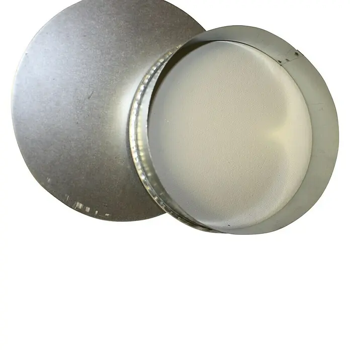 Bertrams Ofen-Kapsel - Durchmesser: 100 mm, Feueraluminiert, Silbergrau - Ein Metallsieb und eine runde Platte aus Metall. Beide Produkte sind in Silber gehalten und liegen übereinander.