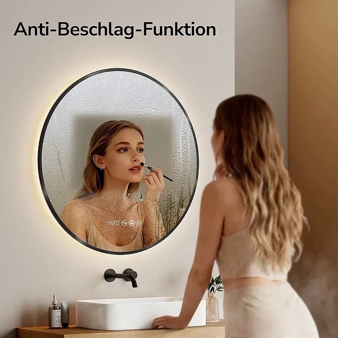 EMKE Lichtspiegel Glowrim OLM09 rund 60x60 cm, Schwarz, dimmbar -  - Runder LED-Spiegel mit Anti-Beschlag-Funktion, der von einer Frau beim Schminken im Bad genutzt wird und trotz Dampf klare Sicht bietet.