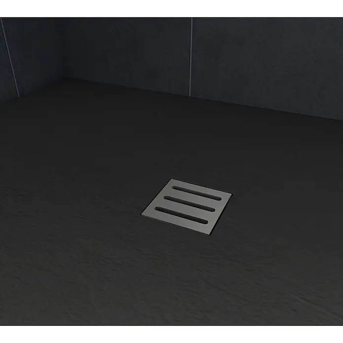 Glasdeals Duschtasse 32 mm SMC STEINLOOK 120 x 80 cm schwarz - 3864 -  - Silberner quadratischer Duschablauf mit horizontalen Schlitzen, in einen dunklen strukturierten Duschboden eingelassen.