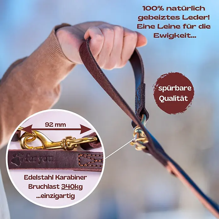 Hundeleine / Führleine - Echtleder mit Halsband – handgefertigt in Germany -  - Braune Naturleder Hundeleine mit robustem Edelstahlkarabiner (92mm, 340kg Bruchlast), von einer Person gehalten.