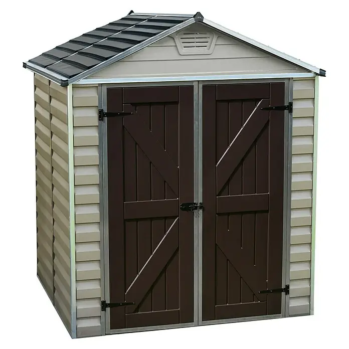 Palram – Canopia Gerätehaus Skylight 6x5 Tan - Außenmaß inkl. Dachüberstand (B x T): 185 x 154 cm, Kunststoff, Beige/Braun - Ein beiges Gerätehaus mit braunen Doppeltüren und einem grauen Dach. Das Haus hat eine längliche Lüftungsöffnung.