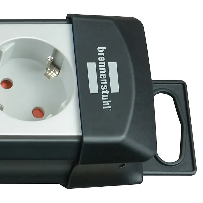 Brennenstuhl Premium-Line Steckdosenleiste - 6-fach, Schwarz/Grau, Kabellänge: 5 m, Mit Schalter - Nahaufnahme einer dunkelgrauen brennenstuhl Steckdosenleiste mit weißer Schuko-Buchse und schwarzem Griff.