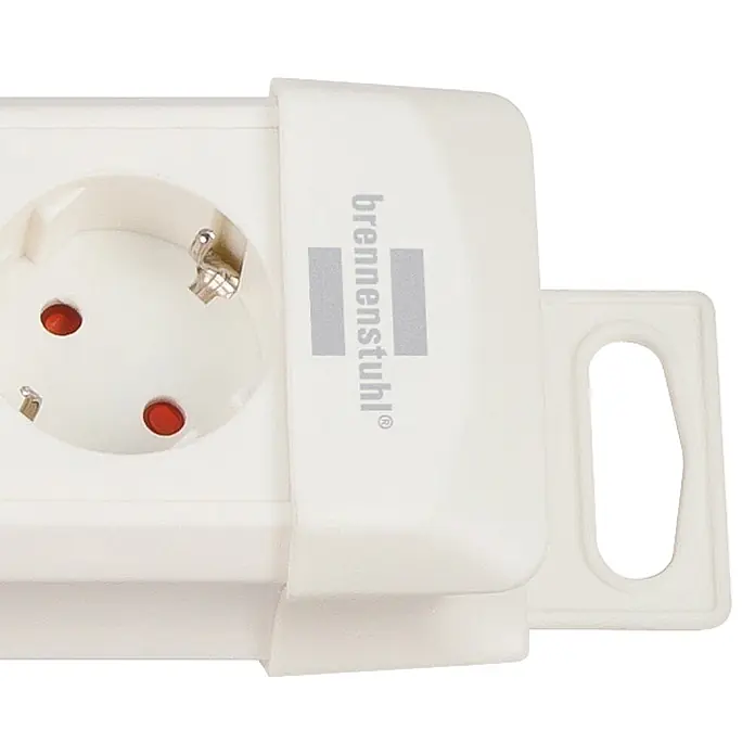 Brennenstuhl Premium-Line Steckdosenleiste - 8-fach, Kabellänge: 3 m - Nahaufnahme einer weißen brennenstuhl® Schuko-Steckdose mit roten Kindersicherungen und griffartiger Verlängerung.