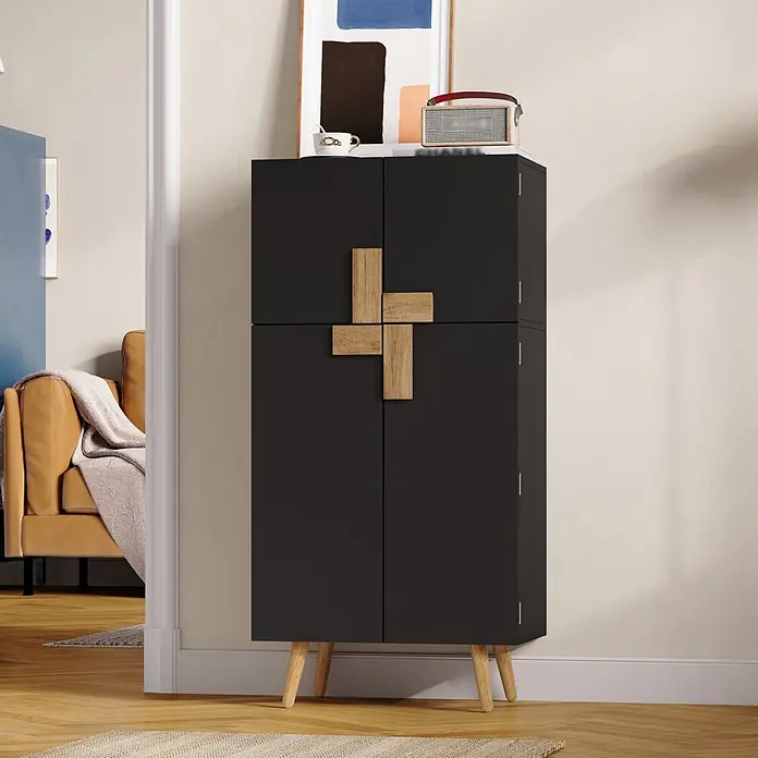 SONNENH Mehrzweckschrank 60 x 35 x 120 cm, Schwarz -  - Schwarzer Stauraumschrank mit holzfarbenen Kreuzgriffen und schrägen Holzbeinen, in einem Wohnzimmerambiente.