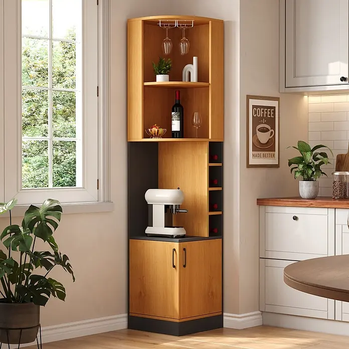 SONNENH Eck-Weinschrank 40 x 40 x 182 cm, Natur -  - Hellholz- und dunkelgrauer Eckschrank mit Regalen, Weinlagerung und Kaffeemaschine, der sich ordentlich in eine Küchenecke einfügt.