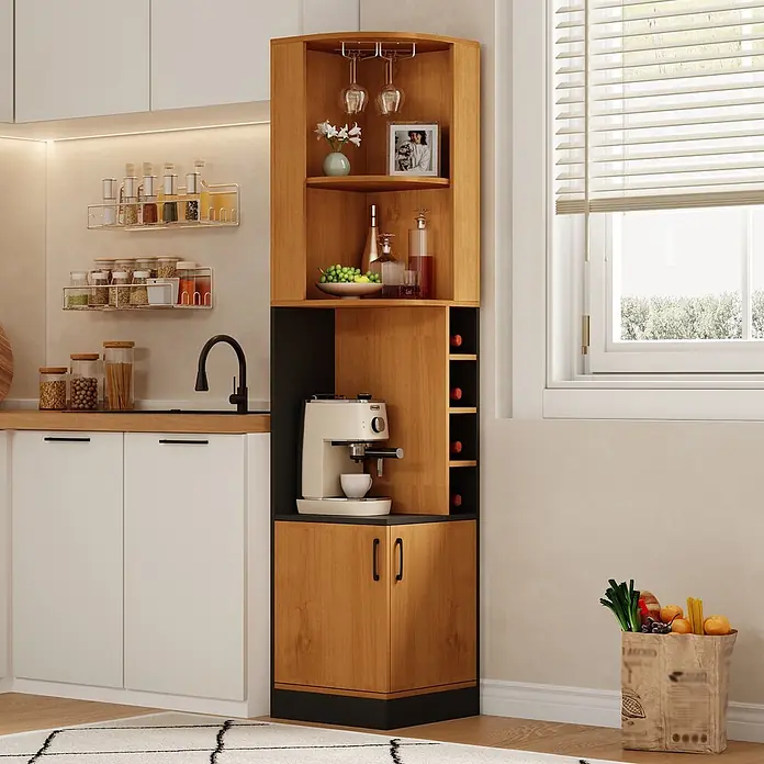 SONNENH Eck-Weinschrank 40 x 40 x 182 cm, Natur -  - Ein hölzerner Eckbarschrank mit schwarzen Akzenten, mit Ablagen für Gläser, Kaffeemaschine, Weinlagerung und Unterschränken.