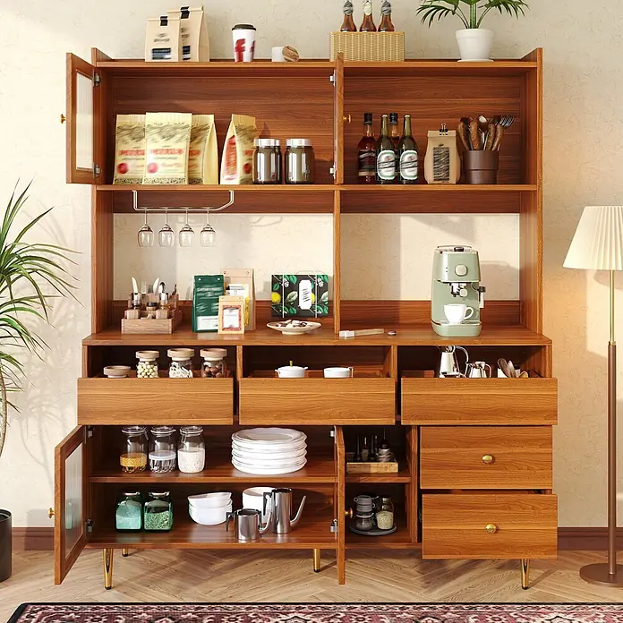 SONNENH Hochschrank 145 x 39 x 171 cm, 10 Fächer, Walnussoptik/Gold -  - Ein großer brauner Holzschrank mit Regalen, Schubladen und Glastüren, gefüllt mit Küchenutensilien, Kaffeezubehör und Dekoartikeln.