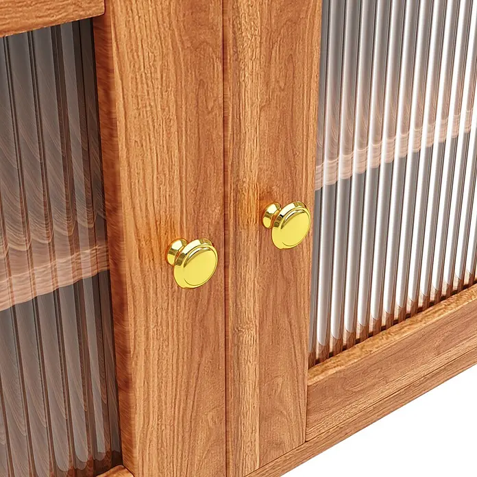 SONNENH Hochschrank 145 x 39 x 171 cm, 10 Fächer, Walnussoptik/Gold -  - Nahaufnahme eines Holzschranks mit hellbraunem Finish, geriffelten Glastüren und goldenen Knopfgriffen.