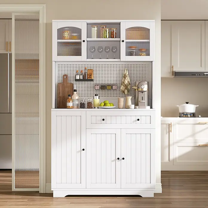 SONNENH Buffetschrank 103,5 x 40 x 180 cm, 10 Fächer, Weiß -  - Weißer Küchenschrank aus Holz mit oberen Glasvitrinen und unterem Stauraum, gefüllt mit Küchenutensilien.