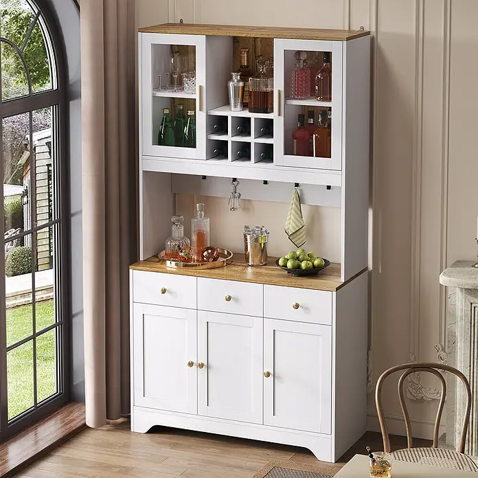 SONNENH Buffetschrank 94,5 x 30 x 175,5 cm, 6 Weinfächer, Weiß/Holzoptik -  - Ein weißer und hölzerner Barschrank mit Glastüren, Weinregal und Schubladen, gefüllt mit Flaschen und Gläsern, steht neben einem Fenster.