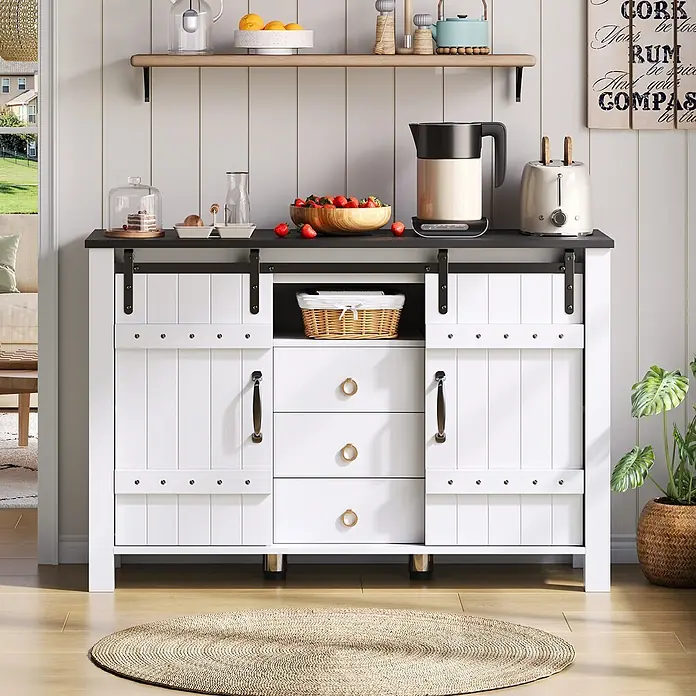 SONNENH Buffetschrank 120 x 40 x 80 cm, Weiß/Schwarz -  - Weißes Buffet-Schränkchen mit Scheunentüren, dunkler Platte und goldenen Ringgriffen, als Kaffeebar genutzt.