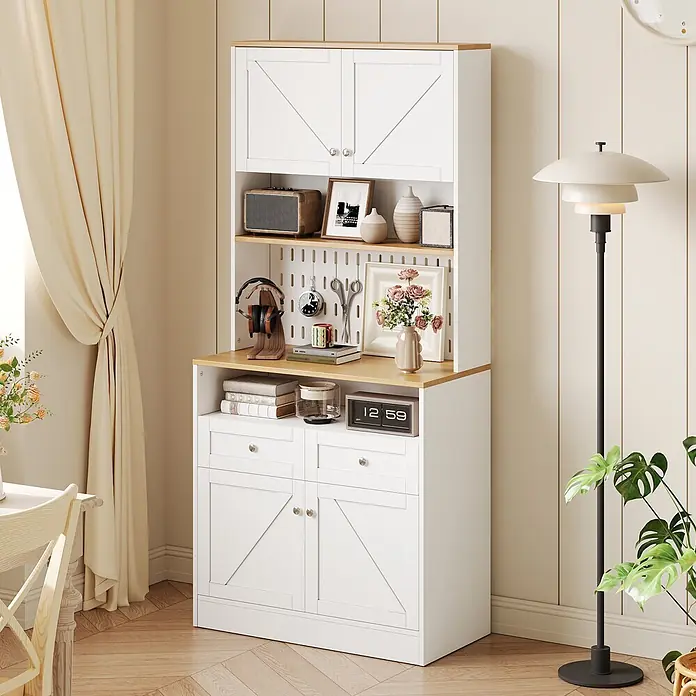 SONNENH Hochschrank 80 x 40 x 175 cm, 4 Unterfächer, Weiß/Natur -  - Weißes Buffet mit natürlichen Holzakzenten, offenen Regalen mit Lochwand und geschlossenem Stauraum, in einem Wohnbereich inszeniert.