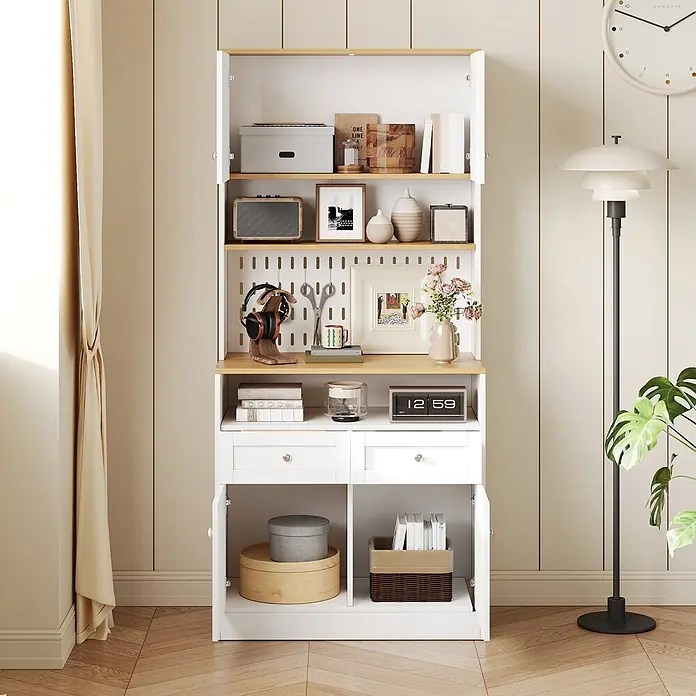 SONNENH Hochschrank 80 x 40 x 175 cm, 4 Unterfächer, Weiß/Natur -  - Weißes und holzfarbenes, multifunktionales Aufbewahrungsregal mit offenen Fächern, Schubladen und Schränken, mit Dekoartikeln bestückt.