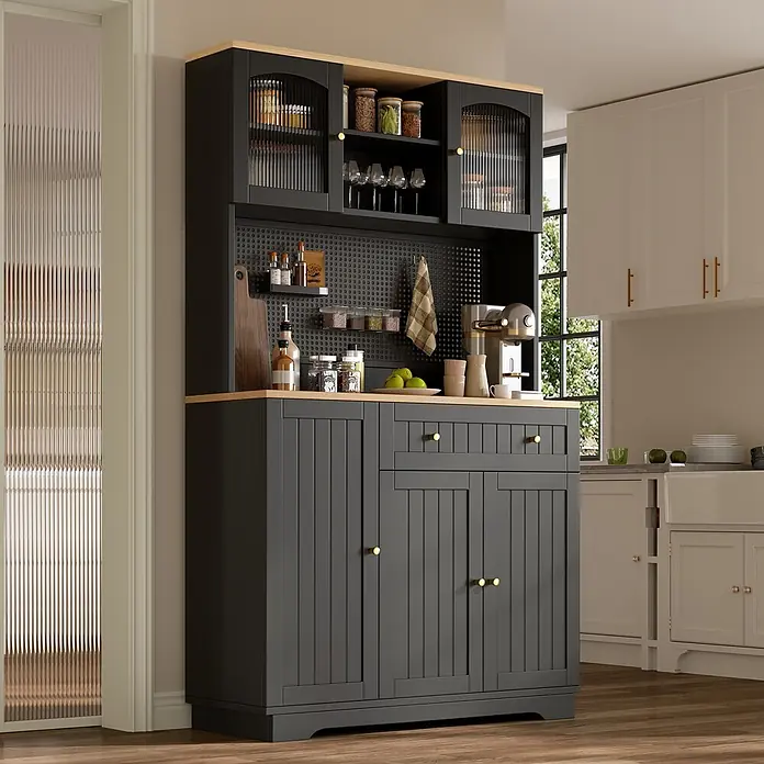 SONNENH Buffetschrank 103,5 x 40 x 180 cm, 10 Fächer, Schwarz/Natur -  - Dunkelgrauer Küchenschrank mit heller Holzplatte, goldenen Griffen und geriffelten Glastüren, mit Regalen und Schränken.