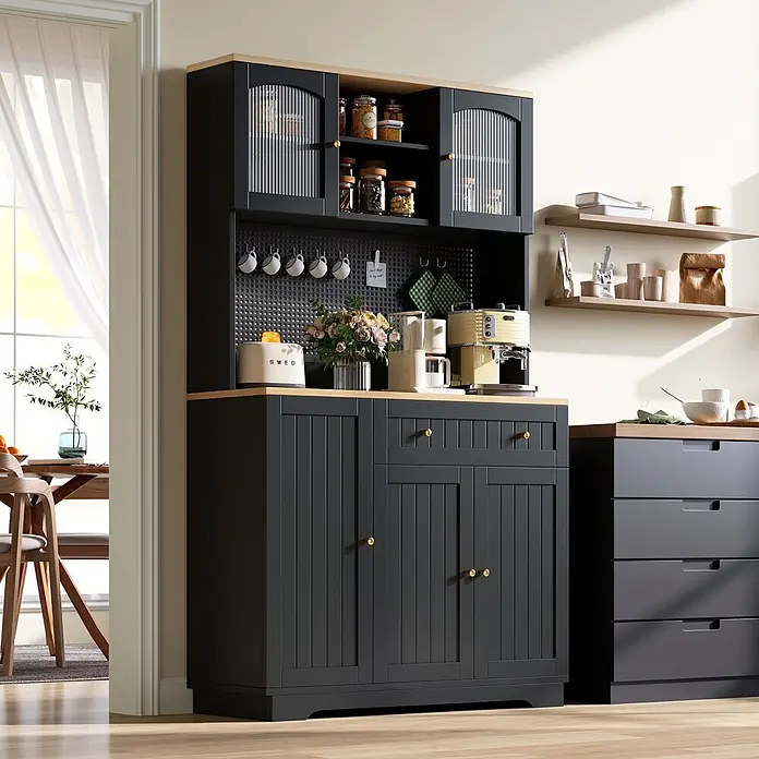 SONNENH Buffetschrank 103,5 x 40 x 180 cm, 10 Fächer, Schwarz/Natur -  - Dunkelgraue Küchenanrichte mit Holzplatte und Messinggriffen, Glasvitrinen, Lochwand und Unterschränken für Küchenutensilien.