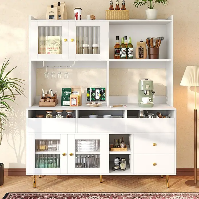 SONNENH Buffetschrank 145 x 39 x 171 cm, 10 Fächer, Weiß -  - Weißer Küchenschrank mit Goldakzenten, gefüllt mit Küchenutensilien und Deko.