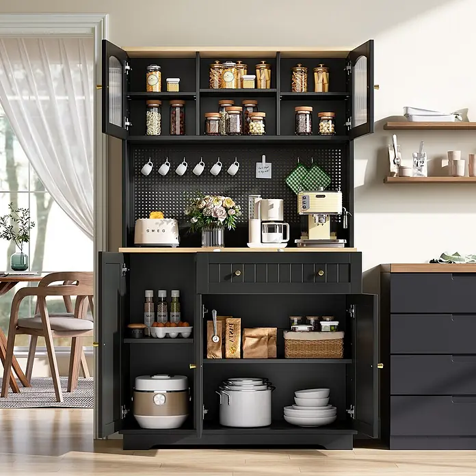 SONNENH Buffetschrank 103,5 x 40 x 180 cm, 10 Fächer, Schwarz/Natur -  - Großer schwarzer Küchenschrank mit Holztheken und Akzenten, gefüllt mit Gläsern, Geräten, Töpfen und Geschirr in einer hellen Küche.