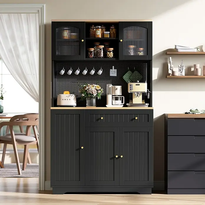 SONNENH Buffetschrank 103,5 x 40 x 180 cm, 10 Fächer, Schwarz/Natur -  - Schwarze Küchenanrichte mit heller Holzplatte, zeigt Küchengeräte wie Toaster, Kaffeemaschine und Gläser im Essbereich.