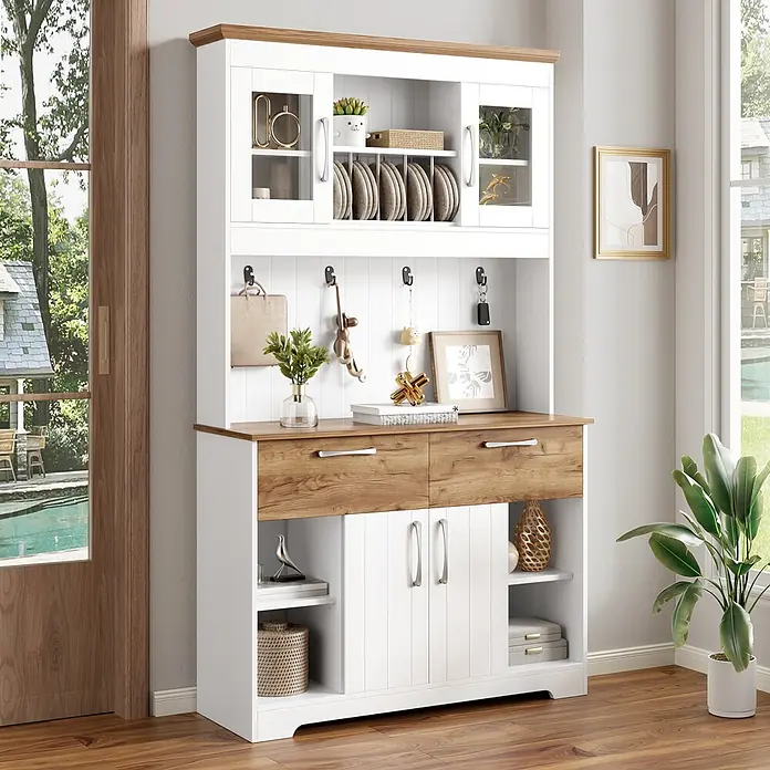 SONNENH Buffetschrank 106x39x176,5cm, 4 offene Unterfächer, Weiß/Holzoptik -  - Weißer und holzfarbener Buffetschrank mit Glastüren, Schubladen und offenen Regalen, zur Aufbewahrung und Dekoration in einem hellen Raum.
