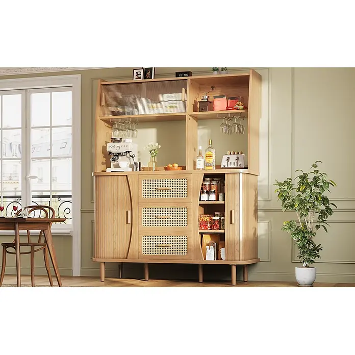 SONNENH Buffetschrank 140 x 40,5 x 174,5 cm, 4 Einlegeböden, Natur -  - Heller Holz-Küchenschrank mit geriffelter Glastür, Rattanschubladen und offenen Regalen, gefüllt mit Kaffeemaschine, Getränken und Vorräten.