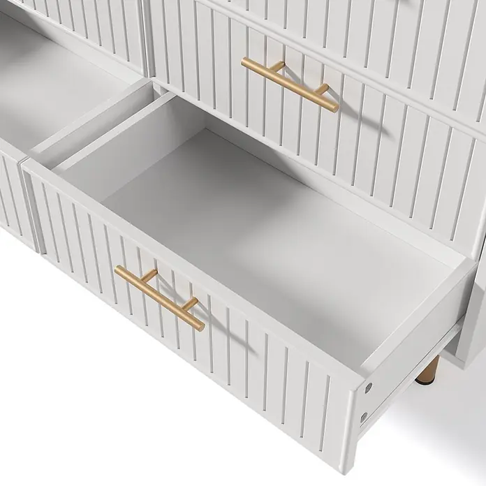 SONNENH Kommode 120 x 40 x 75,5 cm, Weiß -  - Weiße Kommode mit geriffelter Front und goldenen Griffen, eine Schublade teilweise offen.