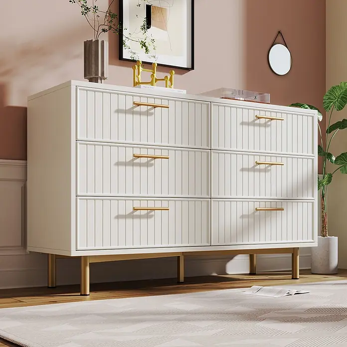 SONNENH Kommode 120 x 40 x 75,5 cm, Weiß -  - Weißer moderner Kommode mit gerillten Schubladen, goldenen Griffen und Beinen, als Stauraum im Wohnbereich genutzt.